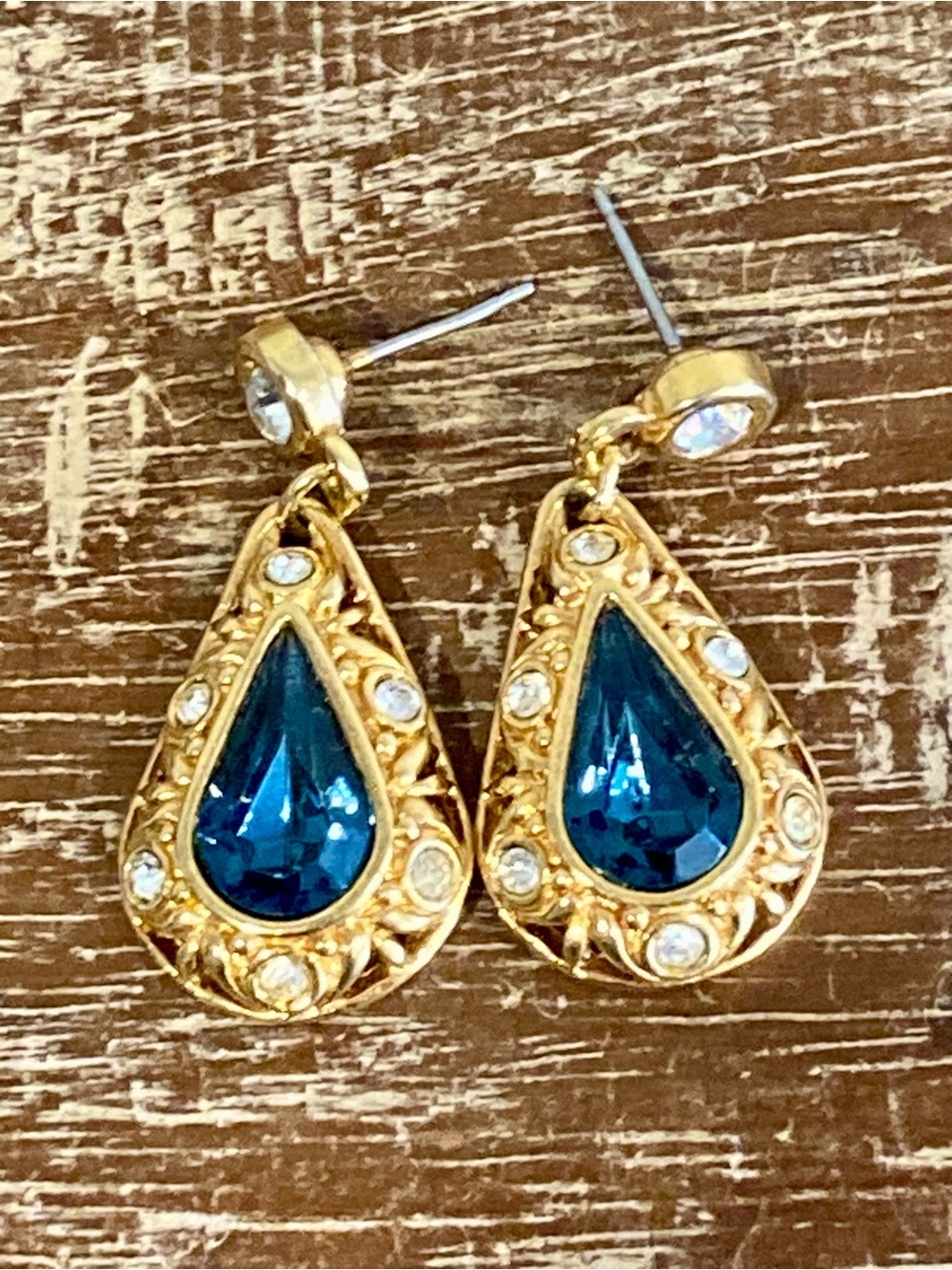 Vintage Avon Gold-Tone Teardrop Earrings with Blue Gemstone - Picture 10 of 10